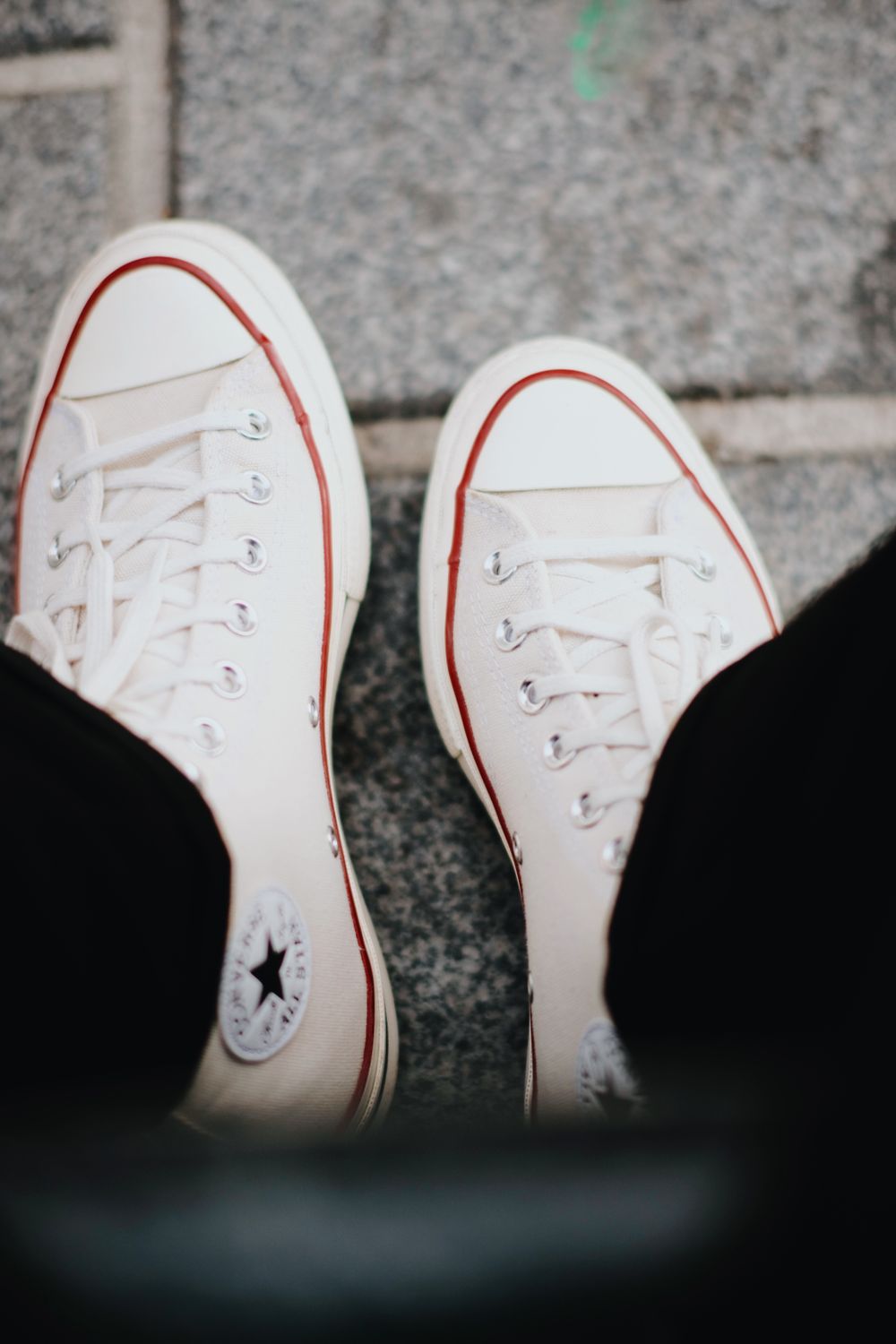 Weiße Sneaker mit roten Details