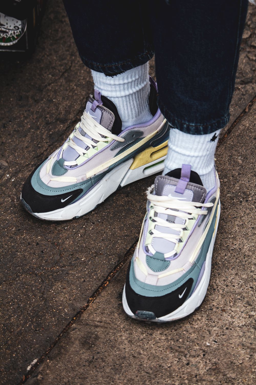 Bunte Sneaker im Street Style