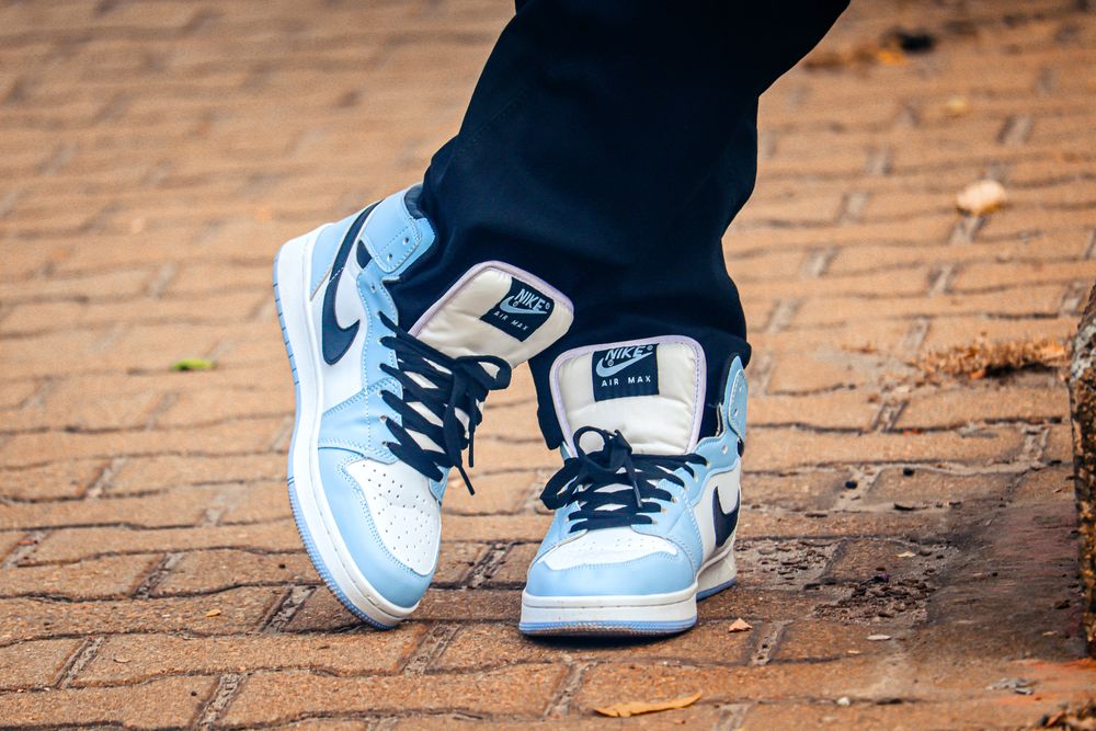 Blaue Sneaker auf dem Gehweg