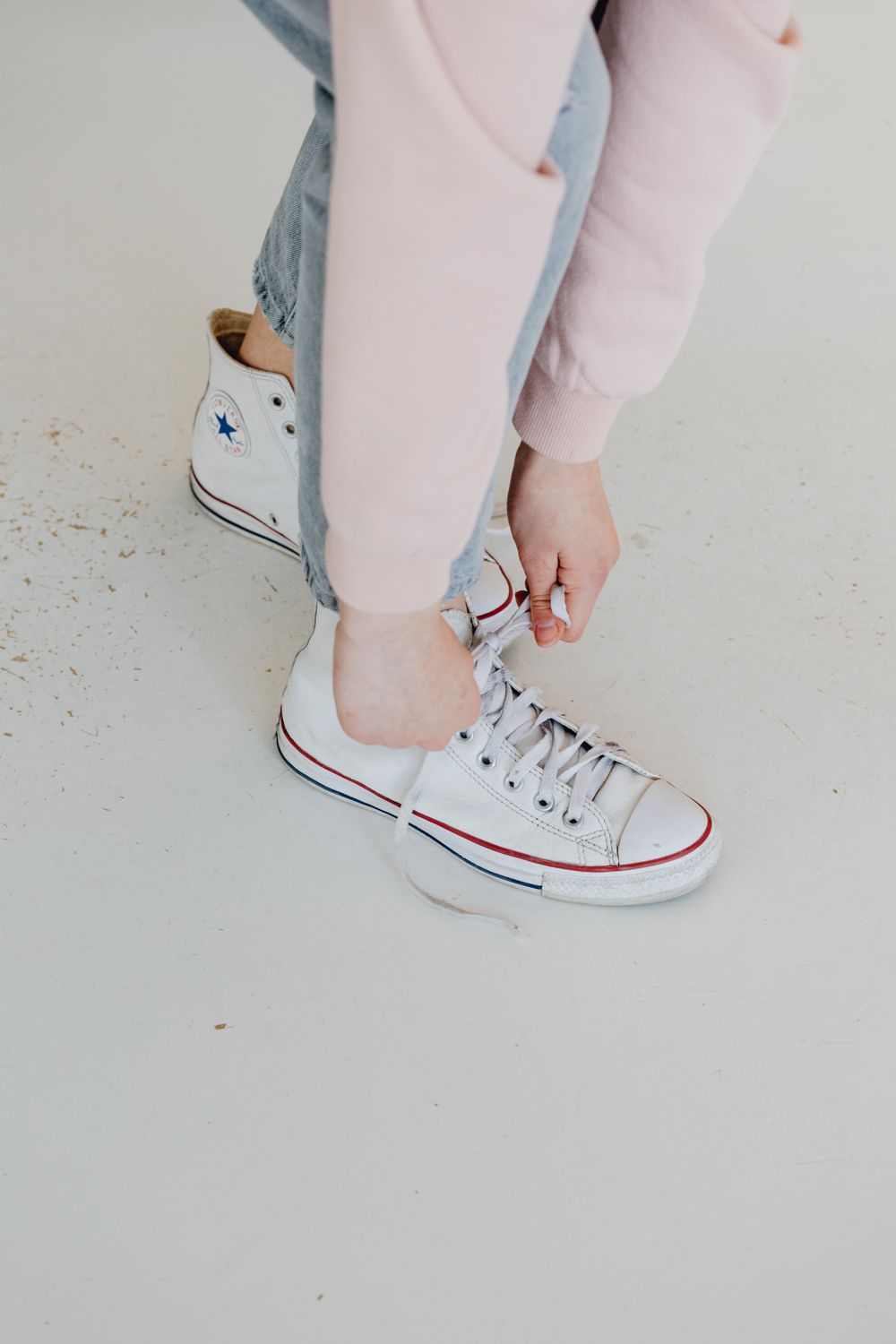 Schnüren weißer Sneaker